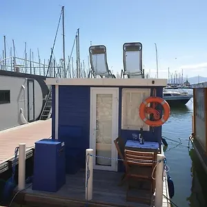 Houseboat Botel